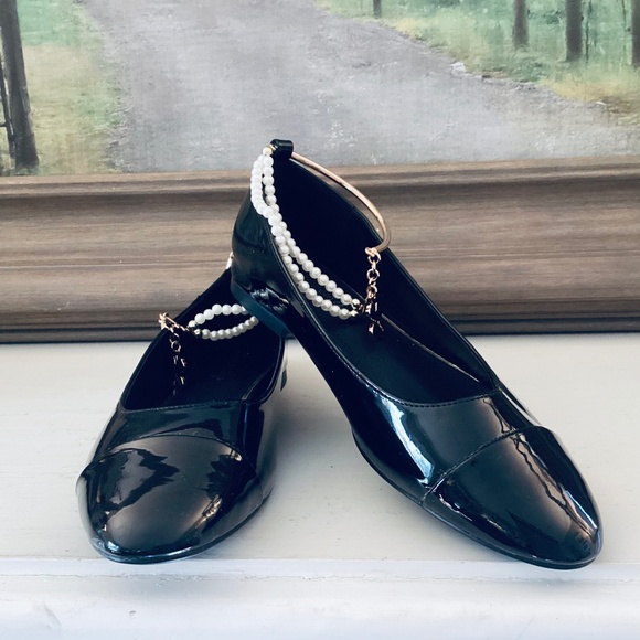 Womens Sz 8 Cap Toe Ankle Pearl Chain Charm Ballerina Flats Black Patent Leather - Picture 1 of 16